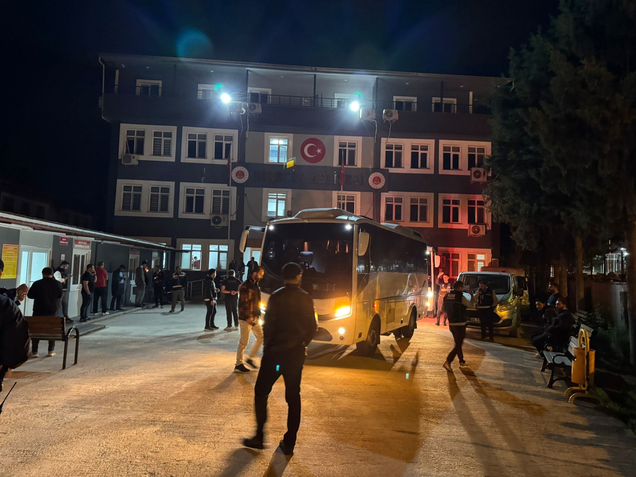 Ak Partili Eski Belediye Başkanı Tutuklandı! Adliyeye Götürülürken Bağırarak Isyan Etti (2)