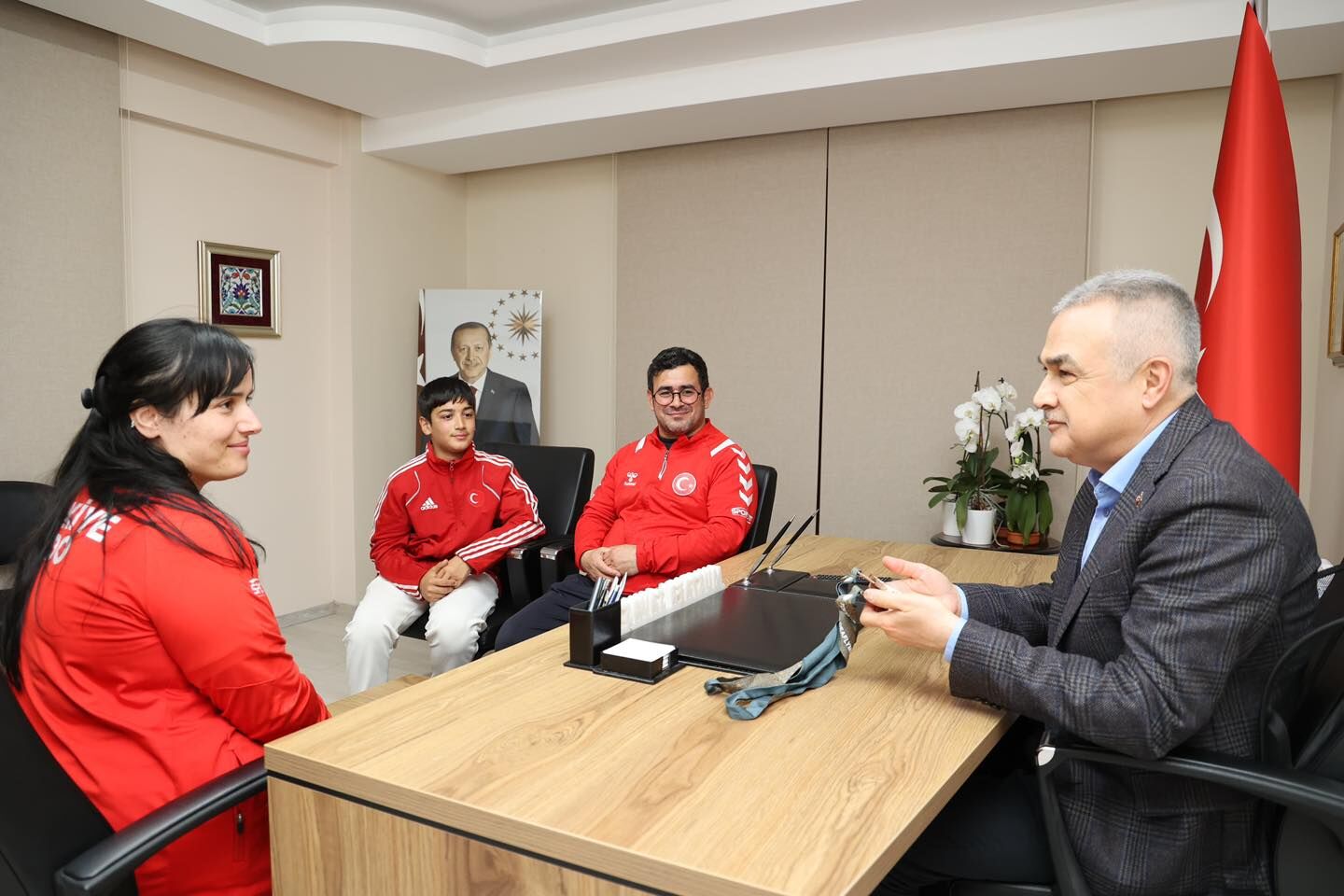 AK Partili Savaş, milli sporcuyu ve ailesini ağırladı