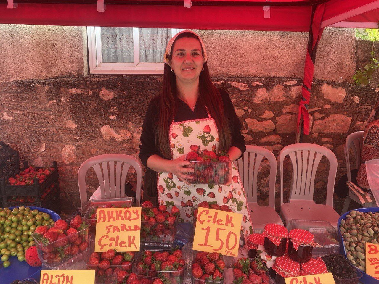 Akköy çileğinin kokusu festival sokaklarını sardı: Kokuyu alan turistler tezgaha akın etti