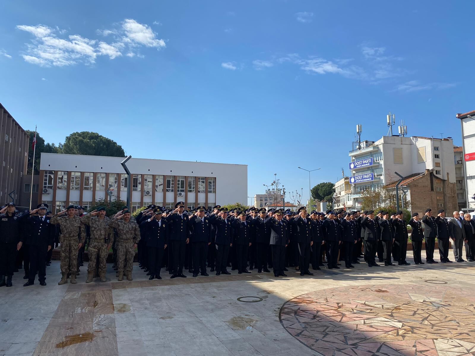 Aydın Emniyeti, Atatürk anıtına çelenk bıraktı