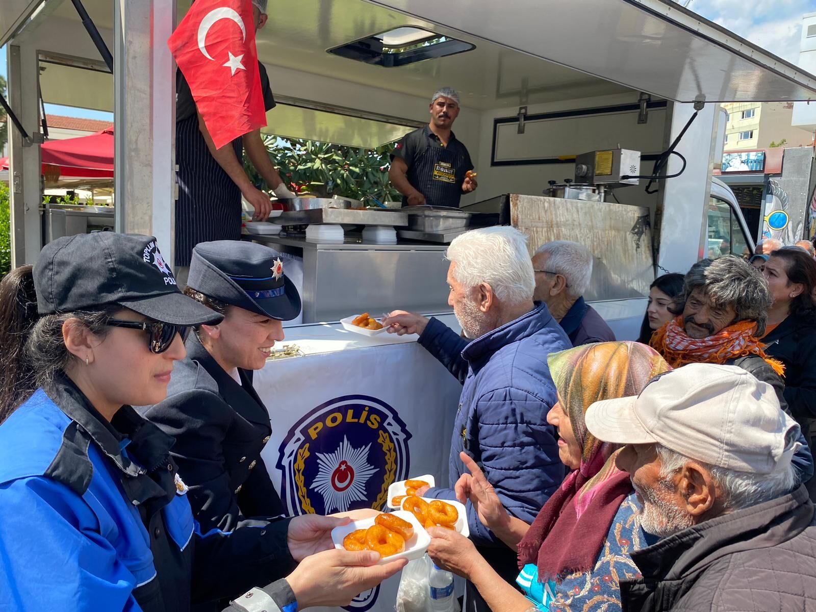 Aydın emniyeti vatandaşla iç içe: Gönüller lokma hayrında buluştu