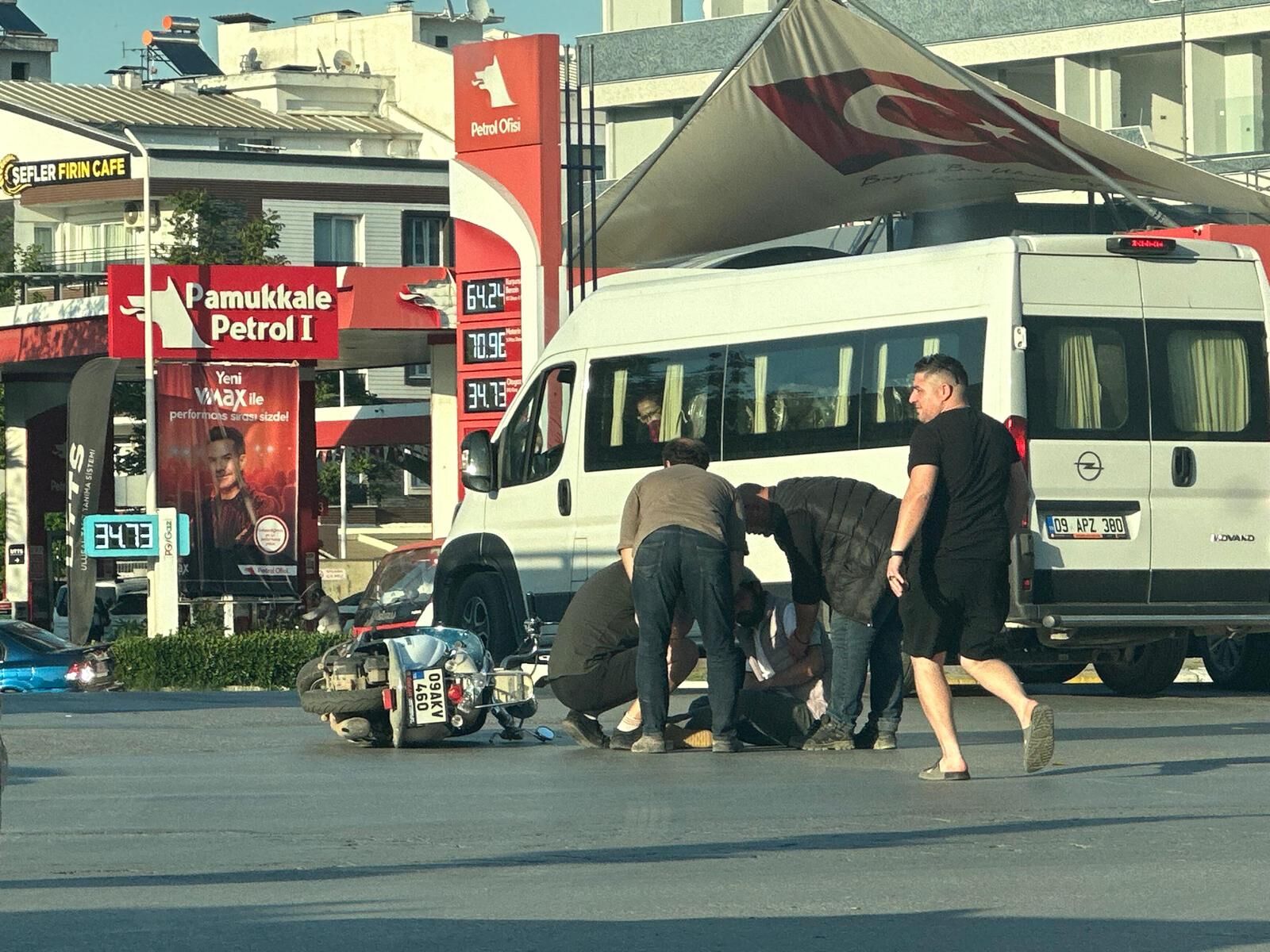 Aydın’da Facianın Eşiğinden Dönüldü! Motordan Düşen Sürücünün Imdadına Vatandaş Yetişti (1)