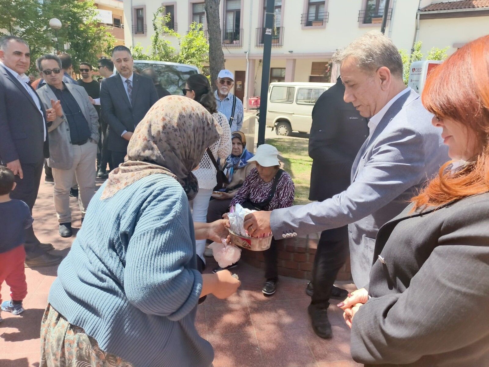 Aydın'da ilginç anlar: İşportacı kadın ısrarıyla Başkan Yetişkin’e satış yaptı