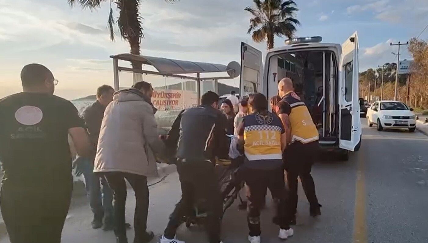 Aydın'da Motosiklet Otobüs Durağına Daldı! iki Kişi Yaralandı