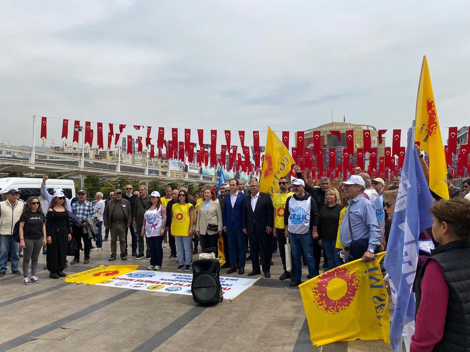 Aydın’da öğretmenlerden iş bırakma eylemi! Okullardaki silahlı saldırılara tepki