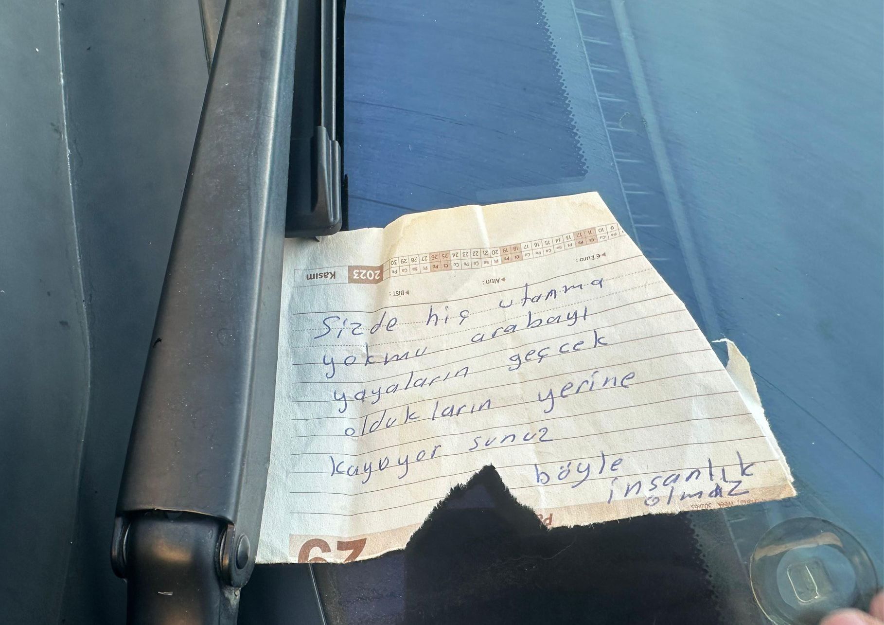 Aydın’da Park Edilen Araca Notla Tepki Verdi (2)