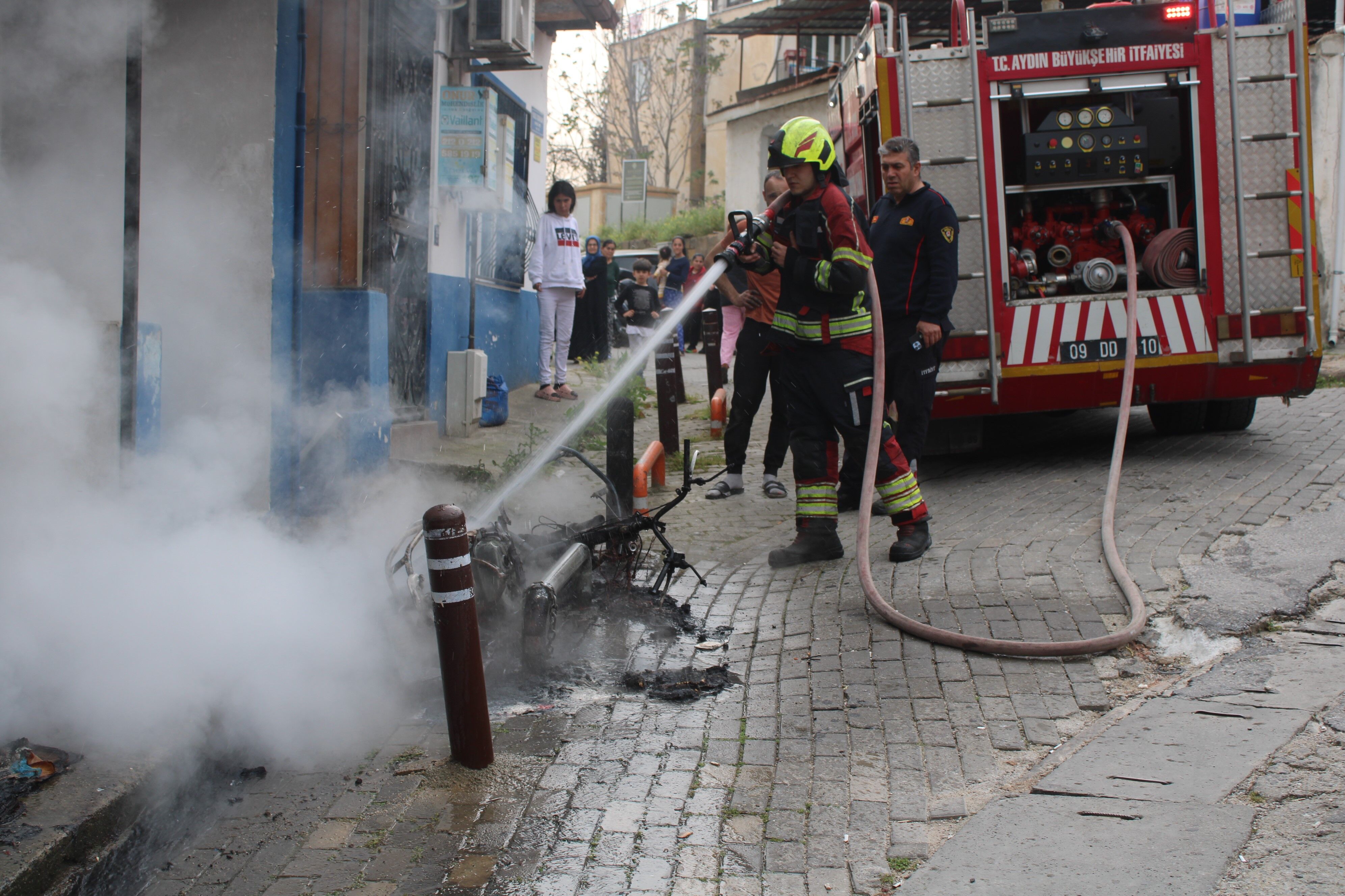 Aydın’da Tamirat Sırasında Korkutan Yangın Elektirikli Motosiklet Bir Anda Alev Aldı (2)