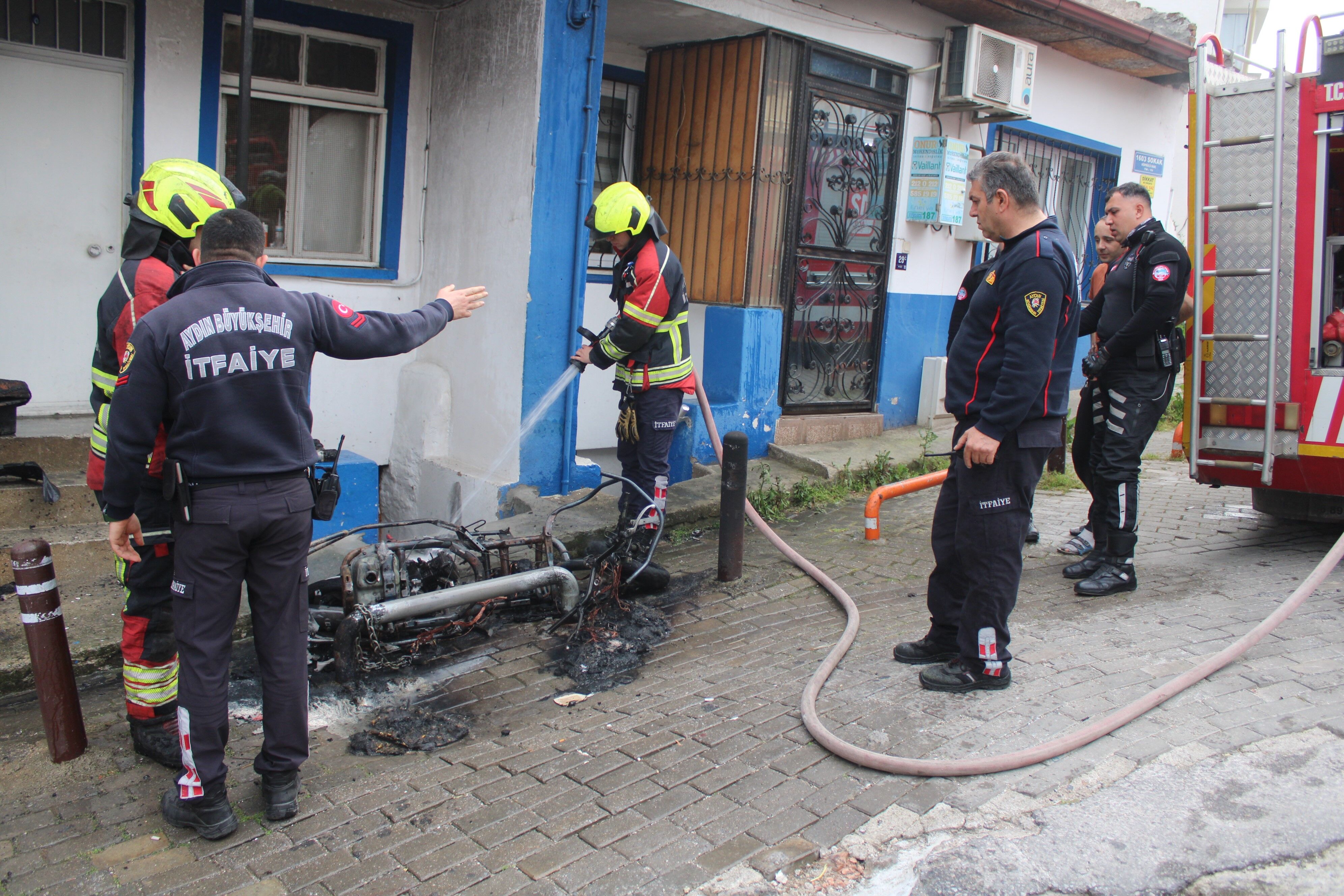 Aydın’da Tamirat Sırasında Korkutan Yangın Elektirikli Motosiklet Bir Anda Alev Aldı (7)