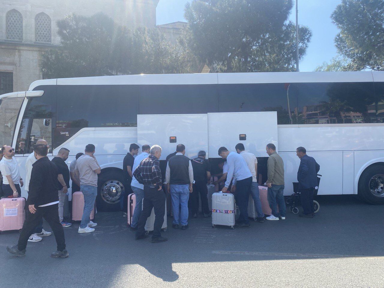 Aydın’daki Hacı Adayları Dualarla Kutsal Topraklara Uğurlandı Bey Cami’de Hüzün Ve Sevinç Bir Arada (3)