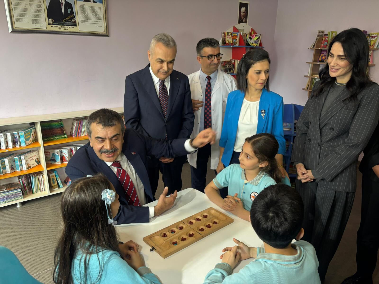 Bakan Tekin Aydınlı miniklerle buluştu