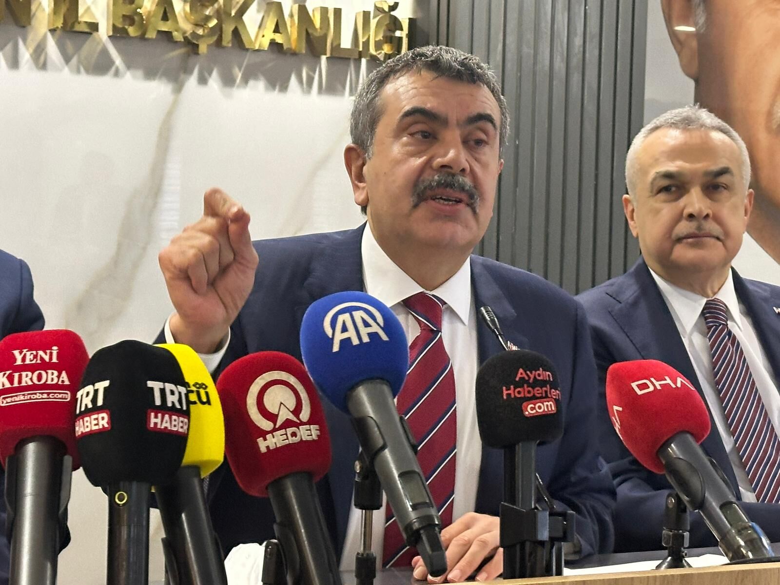 Başkan Erdem'den Bakan Tekin'e övgü dolu sözler