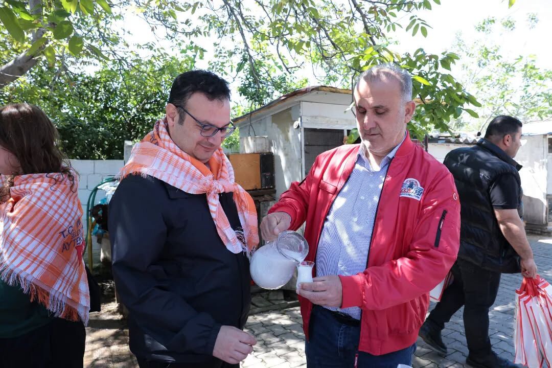 Başkan Kaya öğrencileri deve çiftliğinde ağırladı