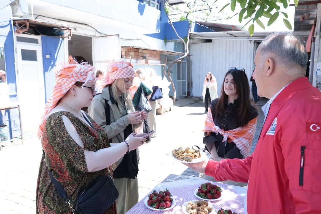 Başkan Kaya öğrencileri deve çiftliğinde ağırladı