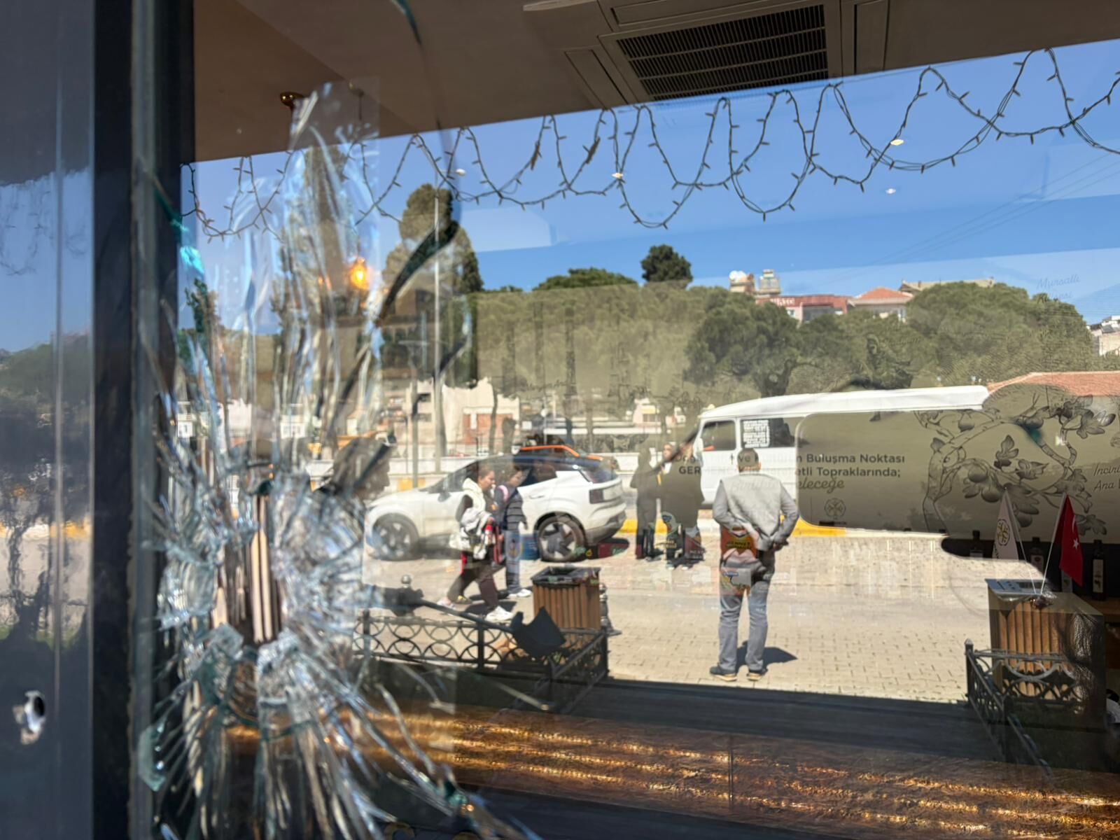 Başkan Zencirci’den kurşunlanan mağaza önünde açıklama: “Duvarlarımızı yeniden boyarız, çalışmaya devam ederiz”