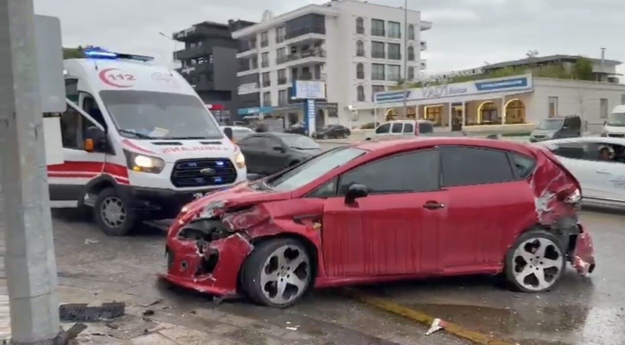 Belediye Otobüsü Kazaya Karıştı! 4 Yaralı (1)