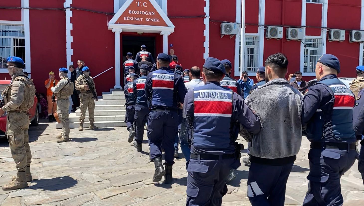 Bozdoğan’da jandarmadan başarılı operasyon! 9 kişi gözaltına alındı