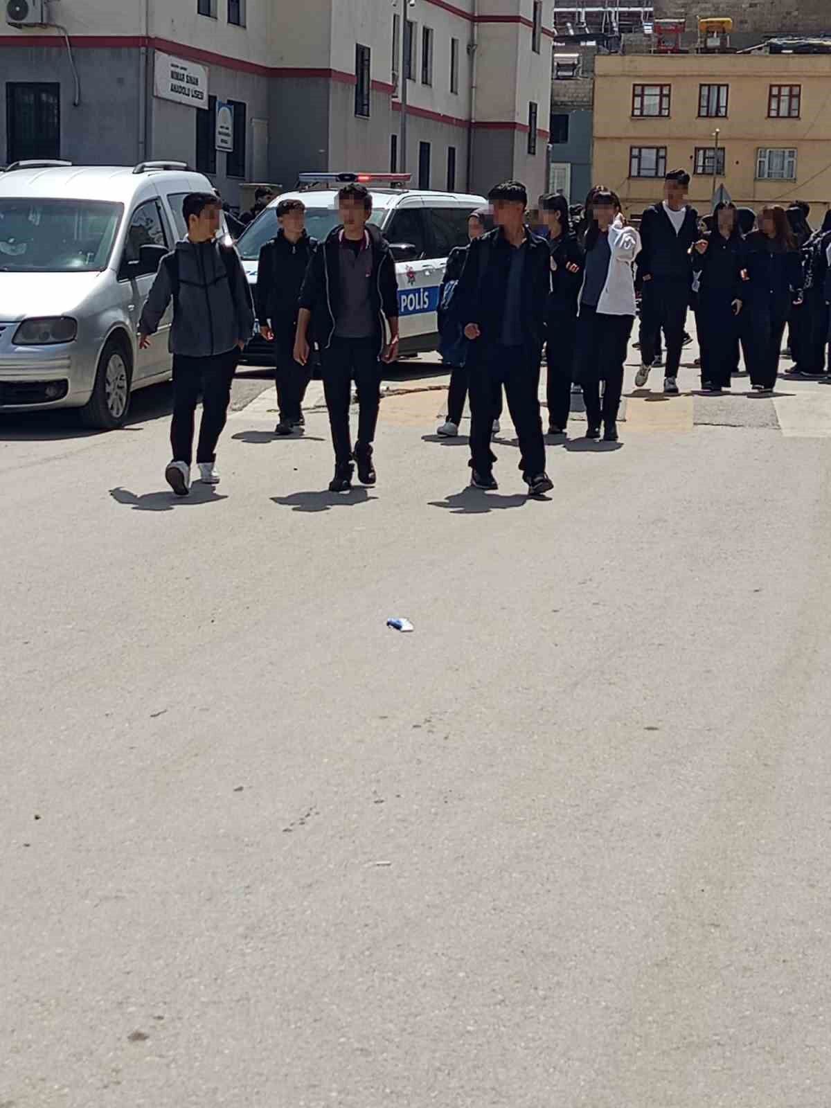 Bu Sefer Silah Sesleri Başka Bir Şehirden Yükseldi! Okul Önünde Öğrenciye 5 El Ateş Açıldı (2)