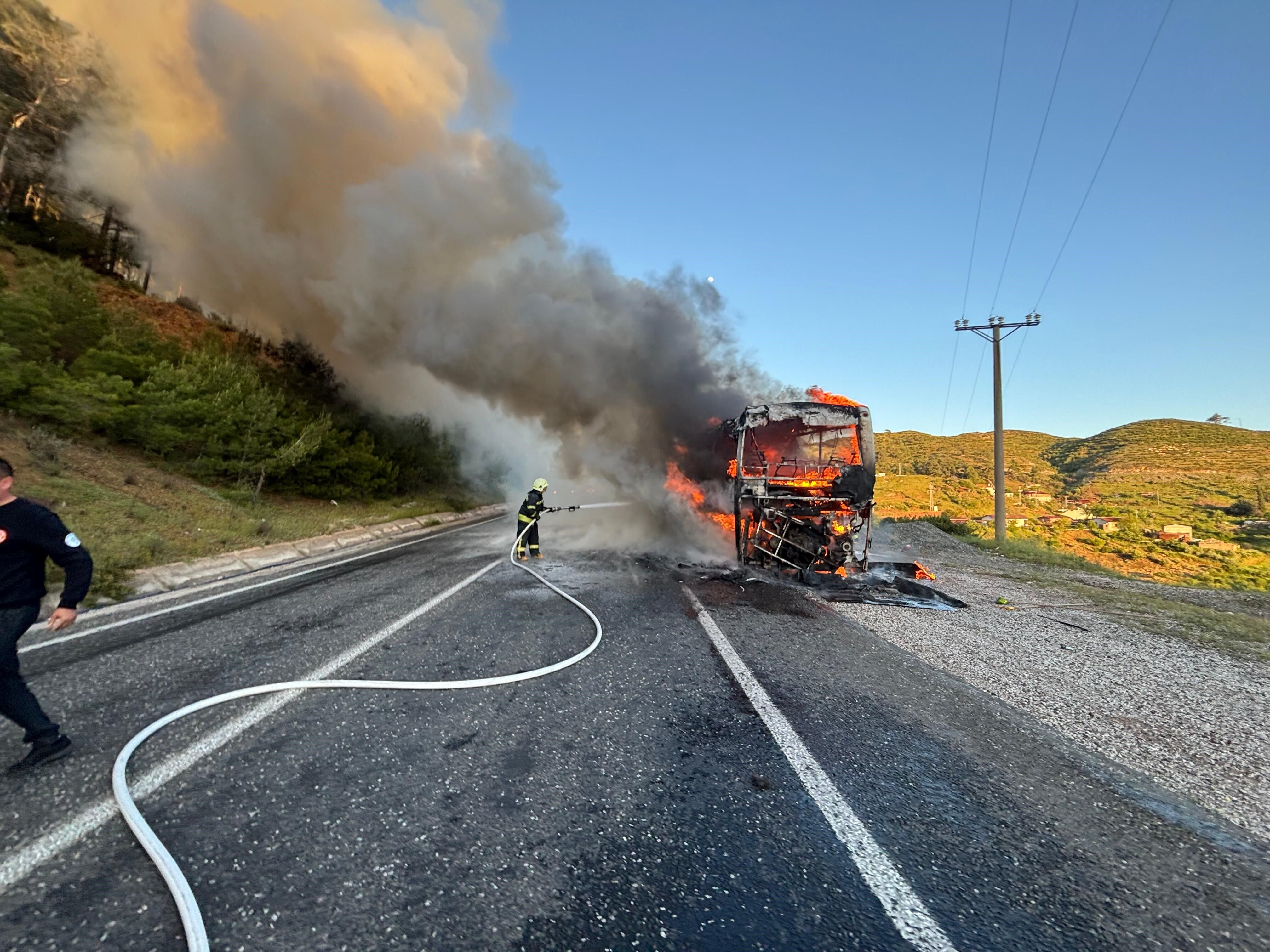 Dehşet anları kamerada! Tur otobüsü alev topuna döndü