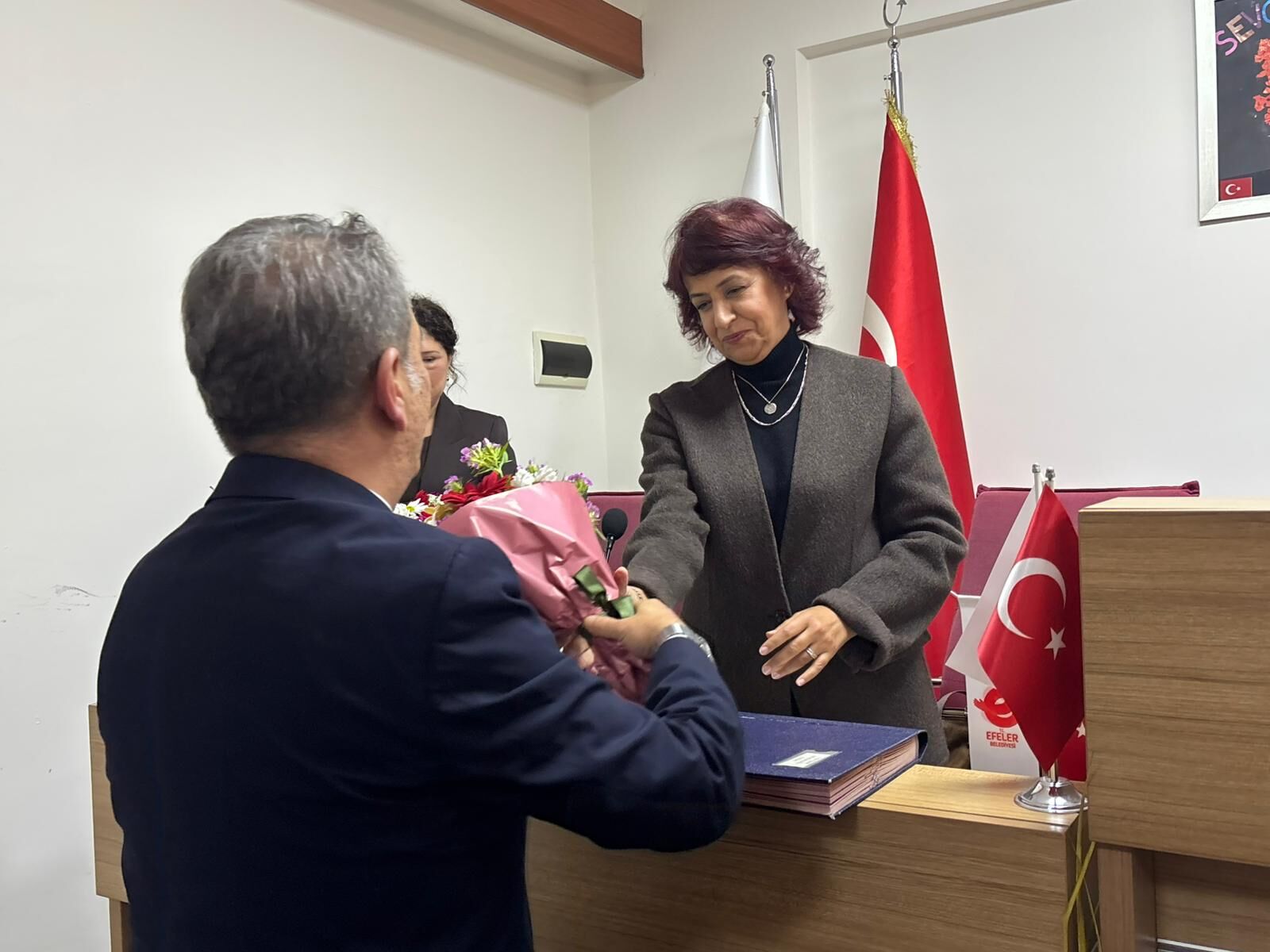 Efeler Belediye Başkanı Anıl Yetişkin unutmadı: Kadın üyelere çiçek takdimi