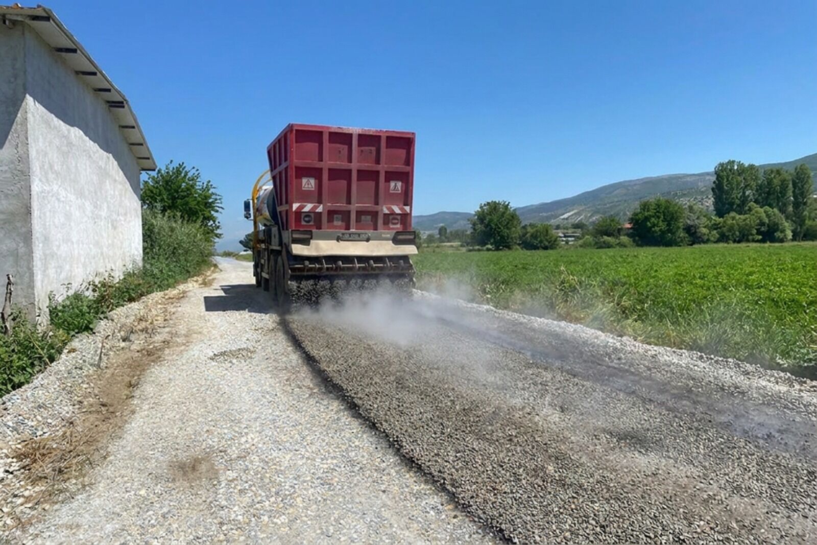 Efeler’de yol seferberliği: Gölhisar ve Umurlu’da yol konforu ve güvenliği arttı 