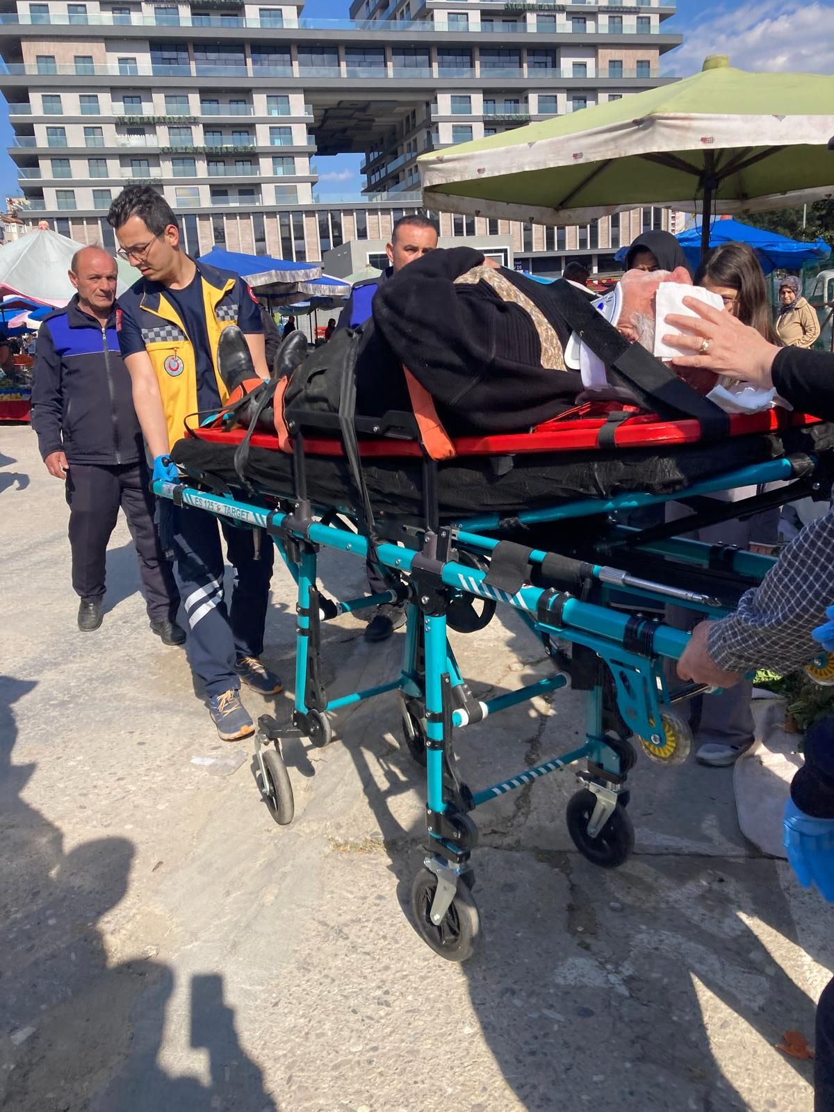 Efeler’deki Semt Pazarında Korku Dolu Anlar! Üzerine Pazar Şemsiyesi Devrilen Vatandaş Hastaneye Kaldırıldı