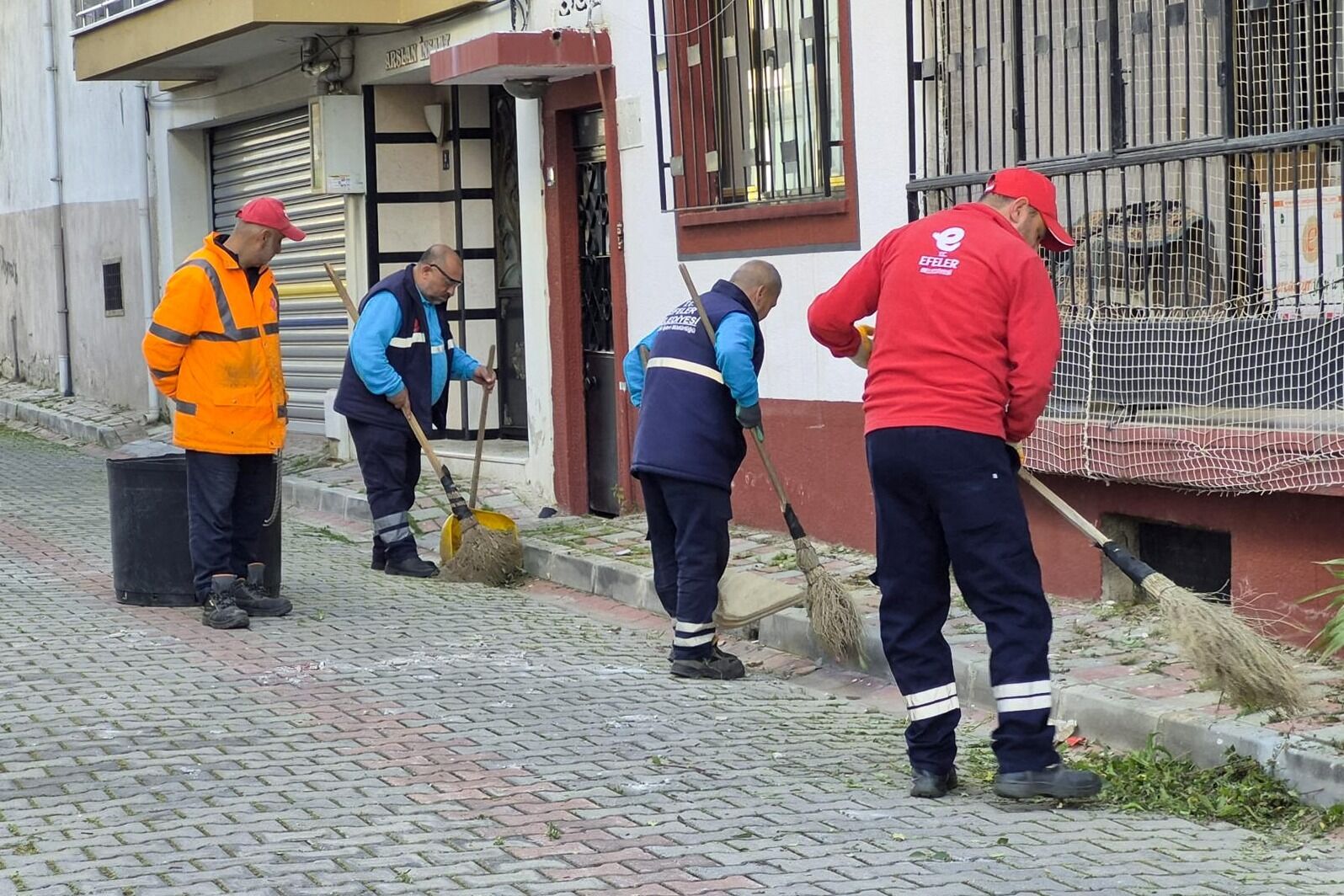 Efeler’in sokakları daha düzenli: Üç mahallede kapsamlı temizlik yapıldı