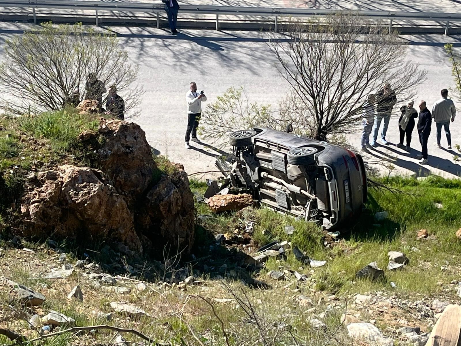 Facianın eşiğinden dönüldü: El freni çekilmeyen otomobil uçuruma yuvarlandı