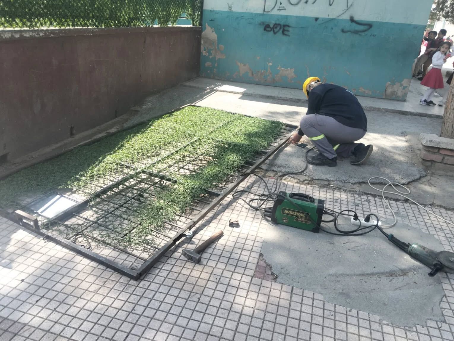 Germencik’te Çocuk Başkanın Talimatına Jet Hızıyla Çözümokul Kapısında Onarım Çalışmaları Başladı (2)