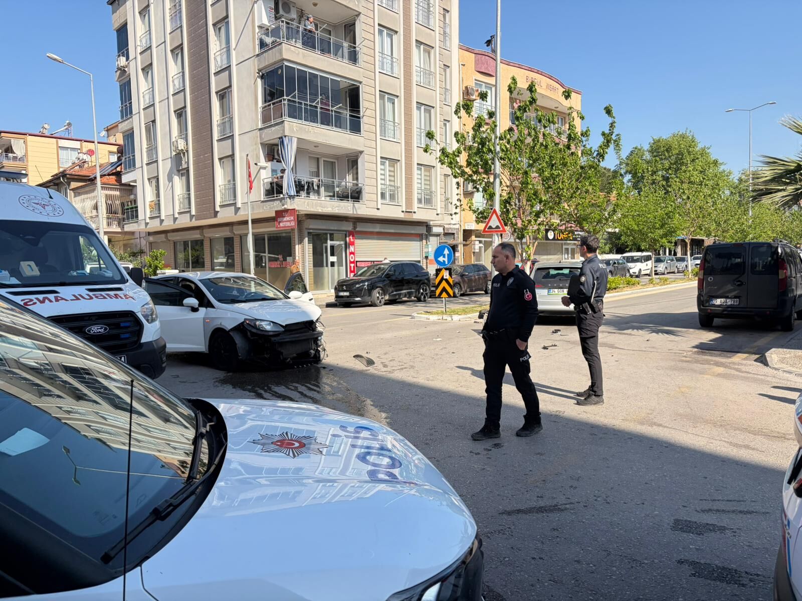 Germencik’te korkutan kaza! Aracın parçaları yola savruldu