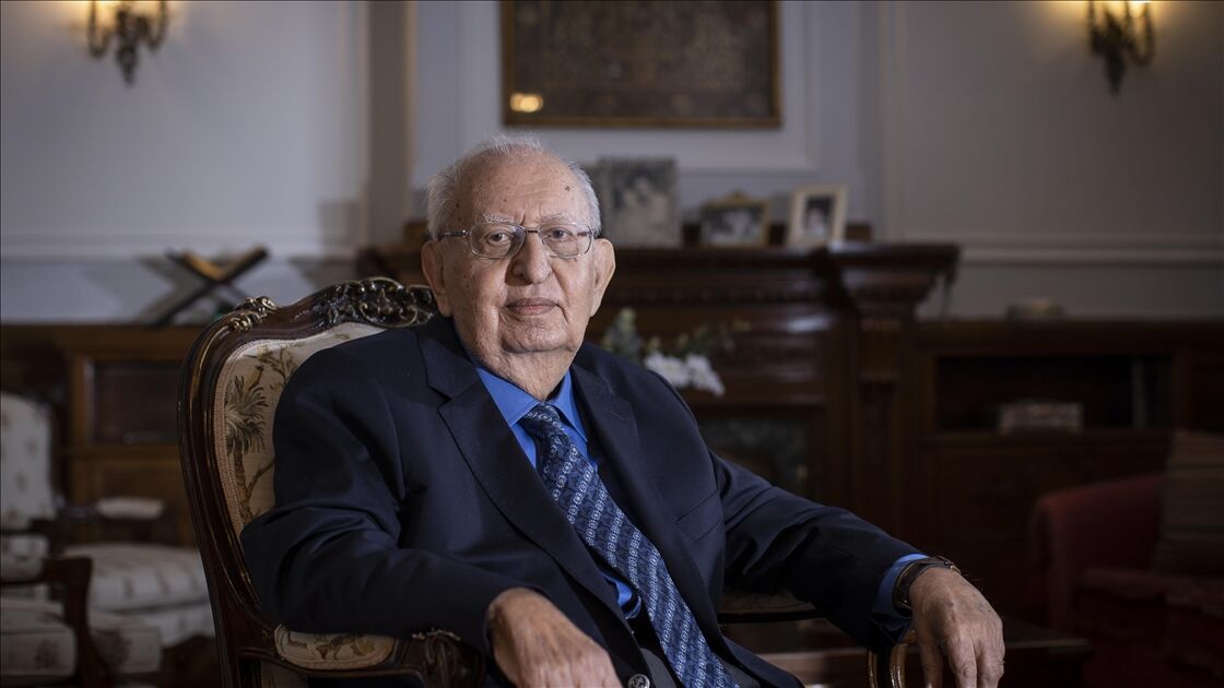 Hüsamettin Cindoruk Kimdir