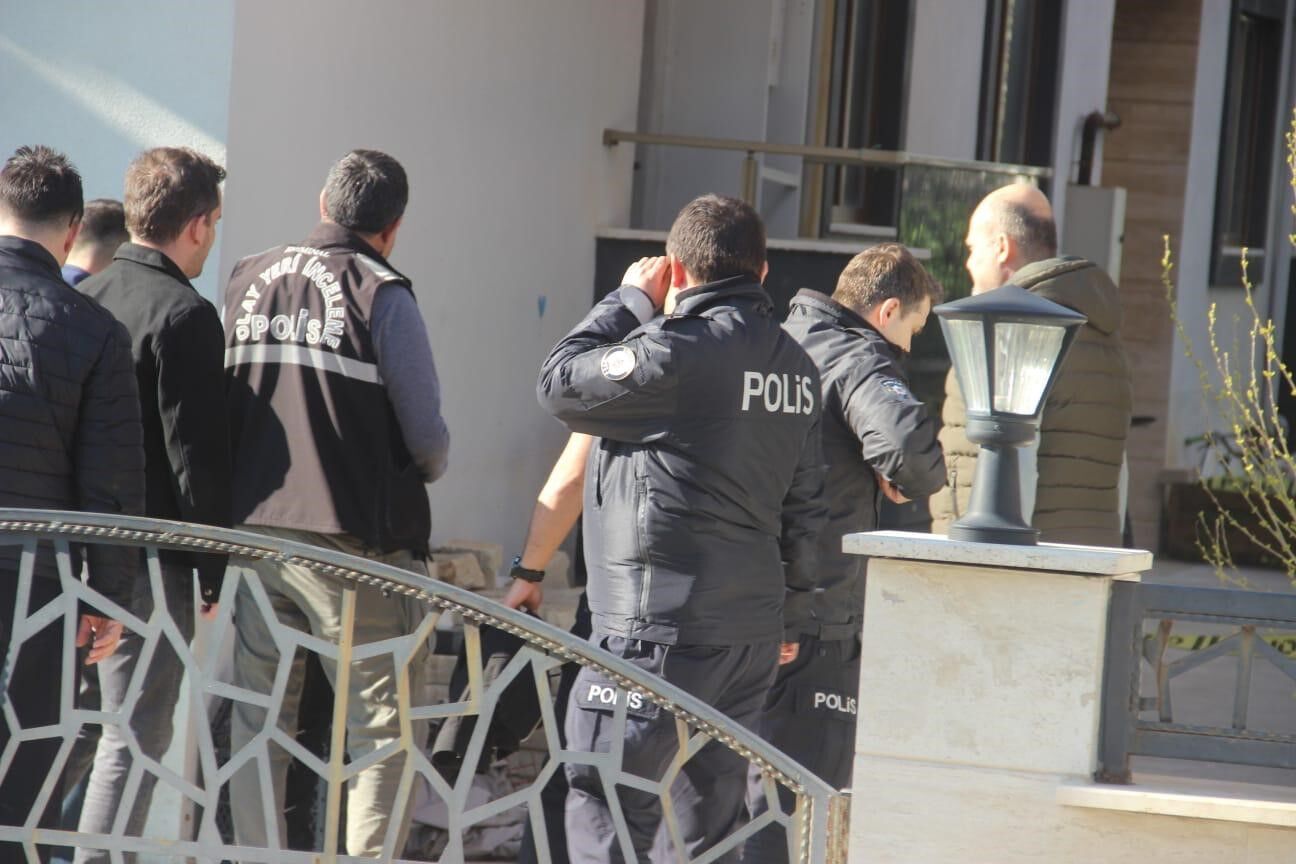 İki çocuk annesi genç kadın evinde vahşice öldürüldü