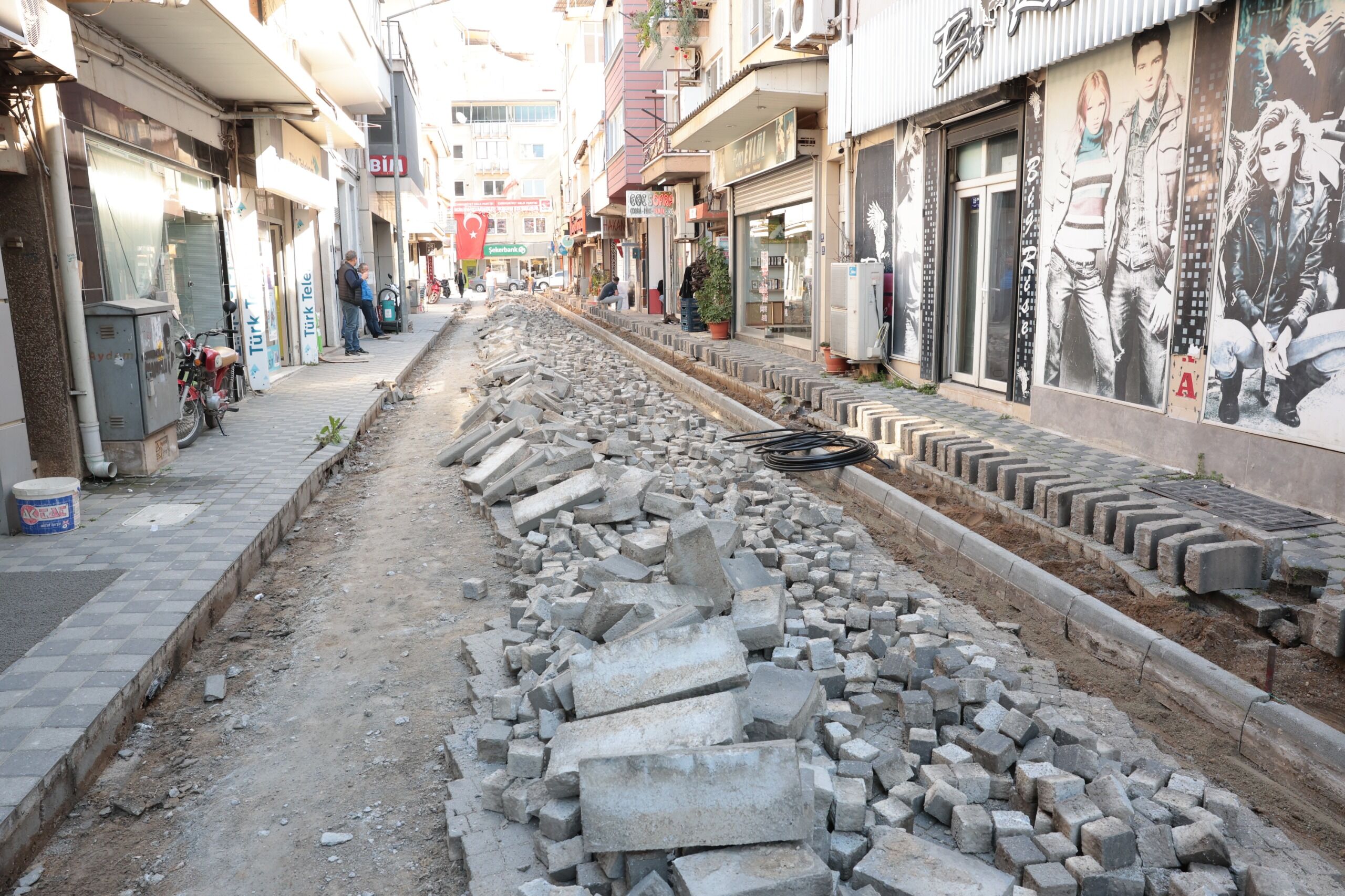İncirliova Belediyesi'nden yeni cadde düzenlemesi: Esnaf ve yayalar daha rahat edecek