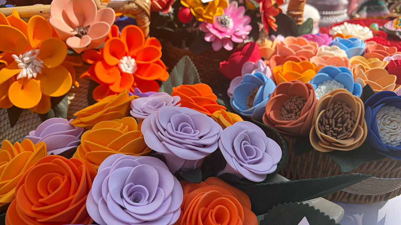 İncirliova’daki O Standa Yoğun Ilgi! El Emeği Çiçekler Beğeni Topladı