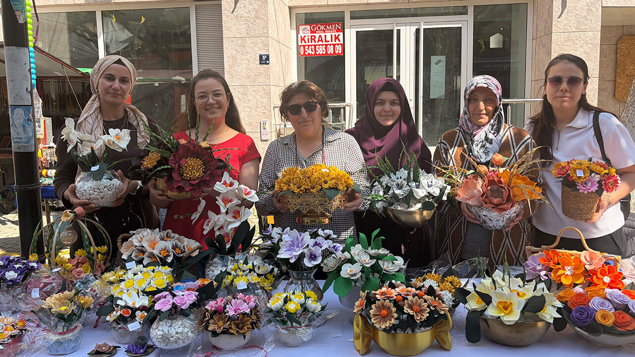 İncirliova’daki O Standa Yoğun Ilgi! El Emeği Çiçekler Beğeni Topladı3