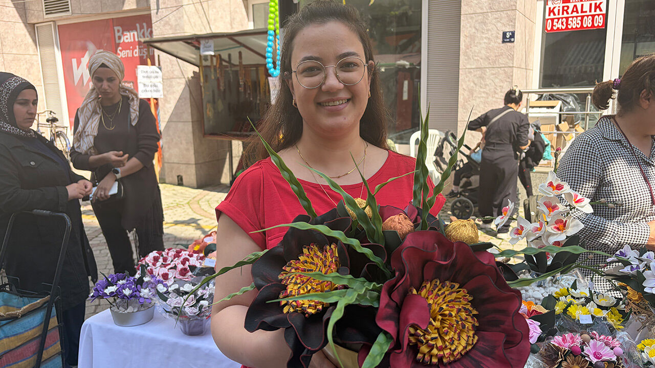 İncirliova’daki O Standa Yoğun Ilgi! El Emeği Çiçekler Beğeni Topladı4