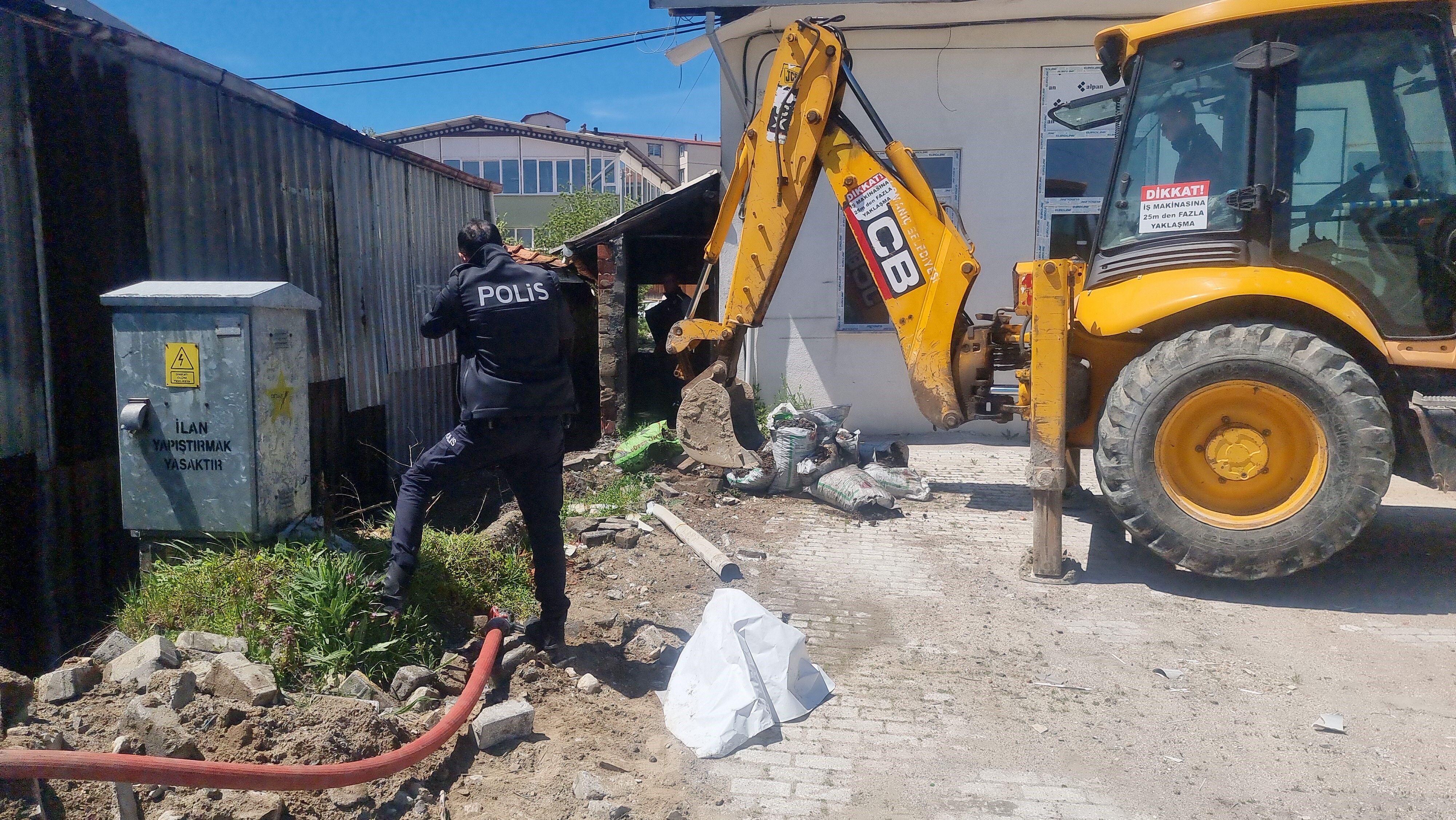 İşletme Deposunda Çıkan Yangın Korkuttu İtfaiye Zamanla Yarıştı (2)