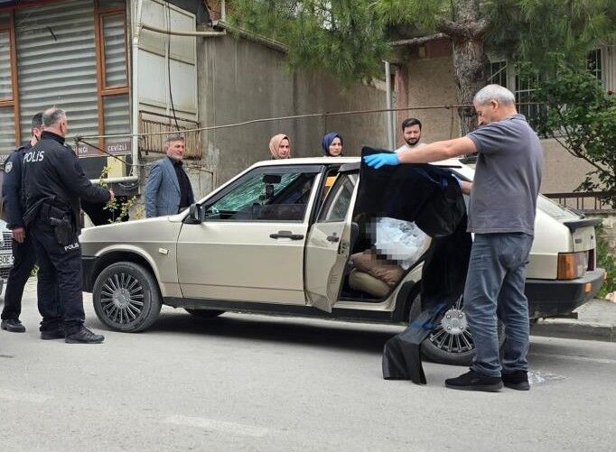 Koca Şehir Bu Olayı Konuşuyor! Otomobilde 6 Saat Uyuyan Gençlerden Birisi Can Verdi (1)