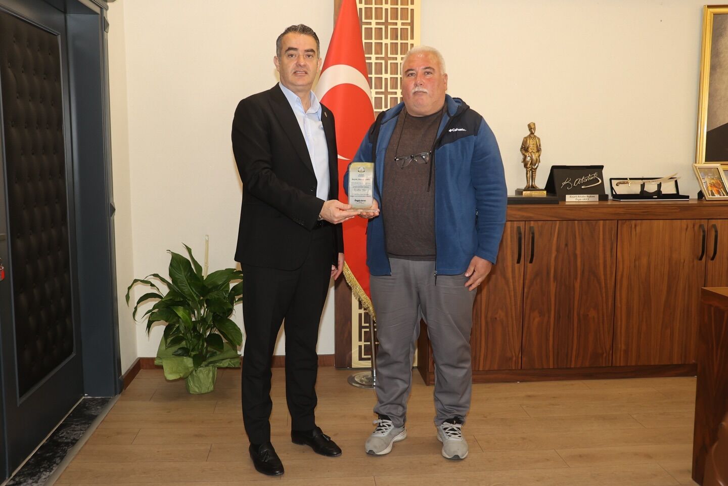 Koçarlı’da emekliye ayrılan personellerin hakları ödendi
