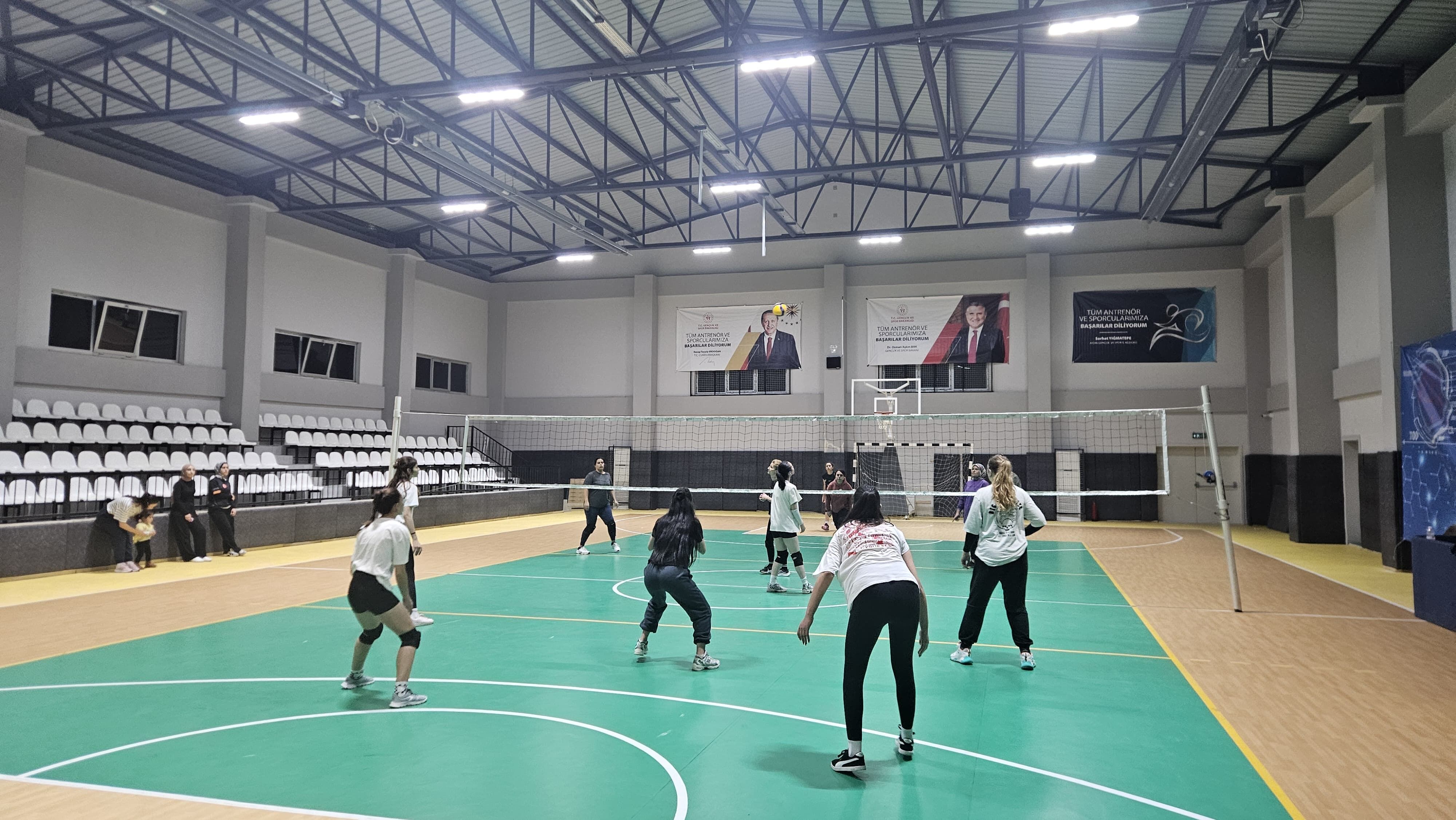 Koçarlı’da saha kadınların oldu: Voleybol takımının ardından futbol takımı kuruluyor