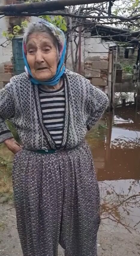 Koçarlı’da yaşlı kadının evine su bastı! Yardım isteyen yaşlı kadının imdadına büyükşehir koştu
