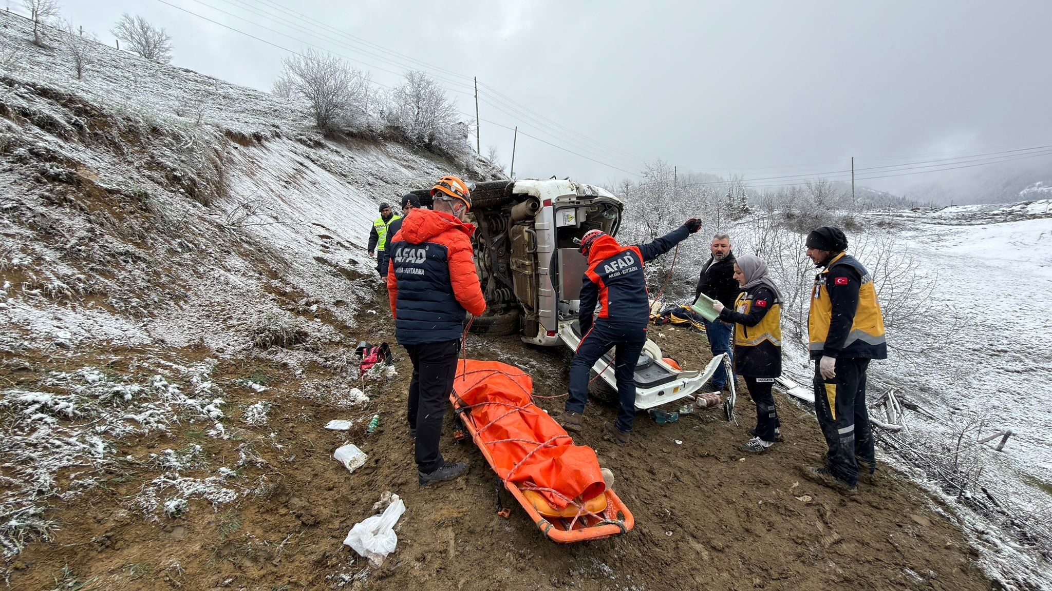 Köyden hasta alan ambulans uçuruma yuvarlandı! Ölü ve yaralılar var