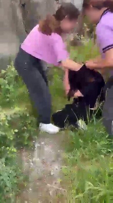 Küçük kıza metruk alanda şiddet! Görüntüler infial yarattı