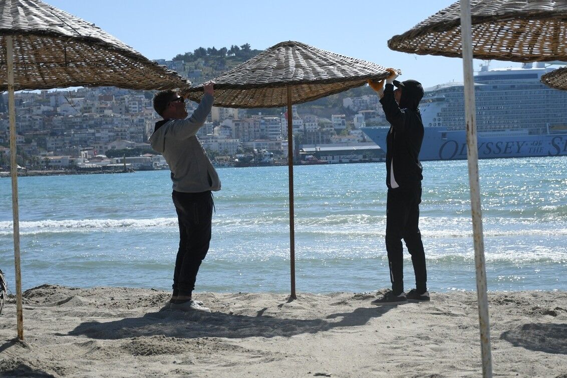 Kuşadası plajları yaza hazırlanıyor: Şemsiyeler kuruldu, kum temizlendi