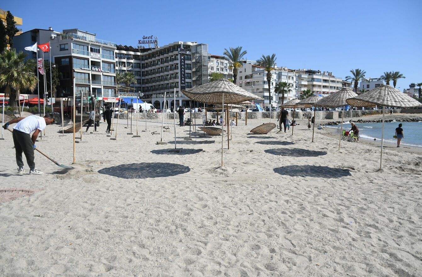 Kuşadası plajları yaza hazırlanıyor: Şemsiyeler kuruldu, kum temizlendi