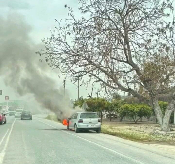 Kuşadası trafiğinde korkutan yangın! Seyir halindeki otomobil alev aldı
