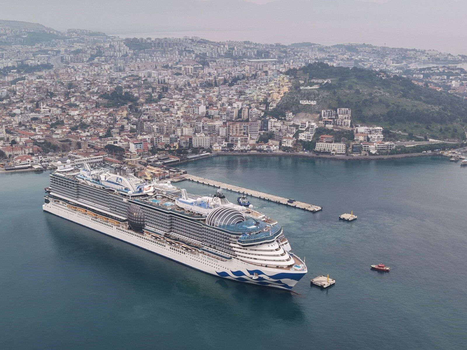 Kuşadası’na turist akını! 2 dev gemi limana yanaştı