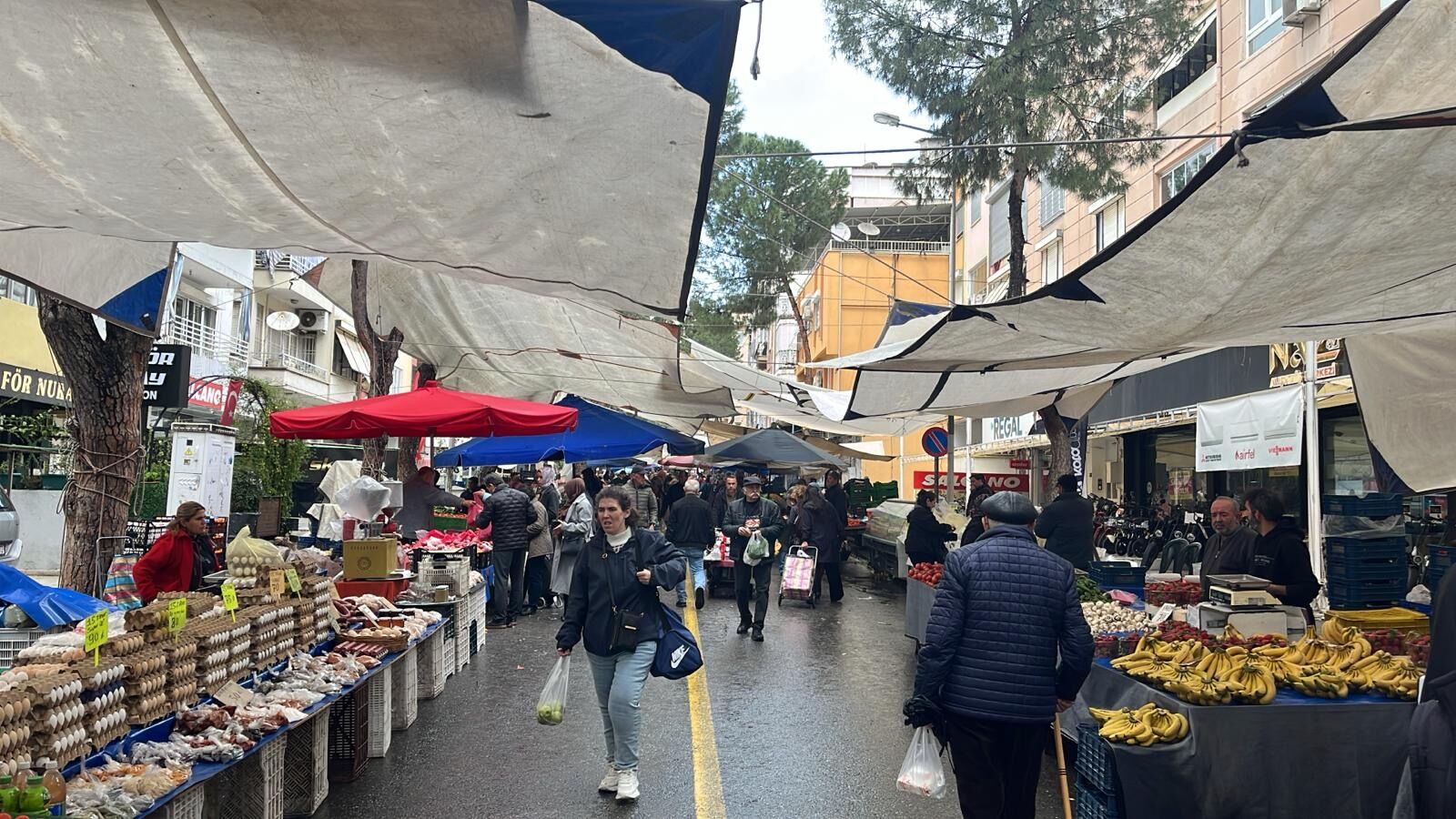 Nazilli Perşembe Pazarı’nda Yağış Mesaisi: Fiyatlar Dudak Uçuklattı!
