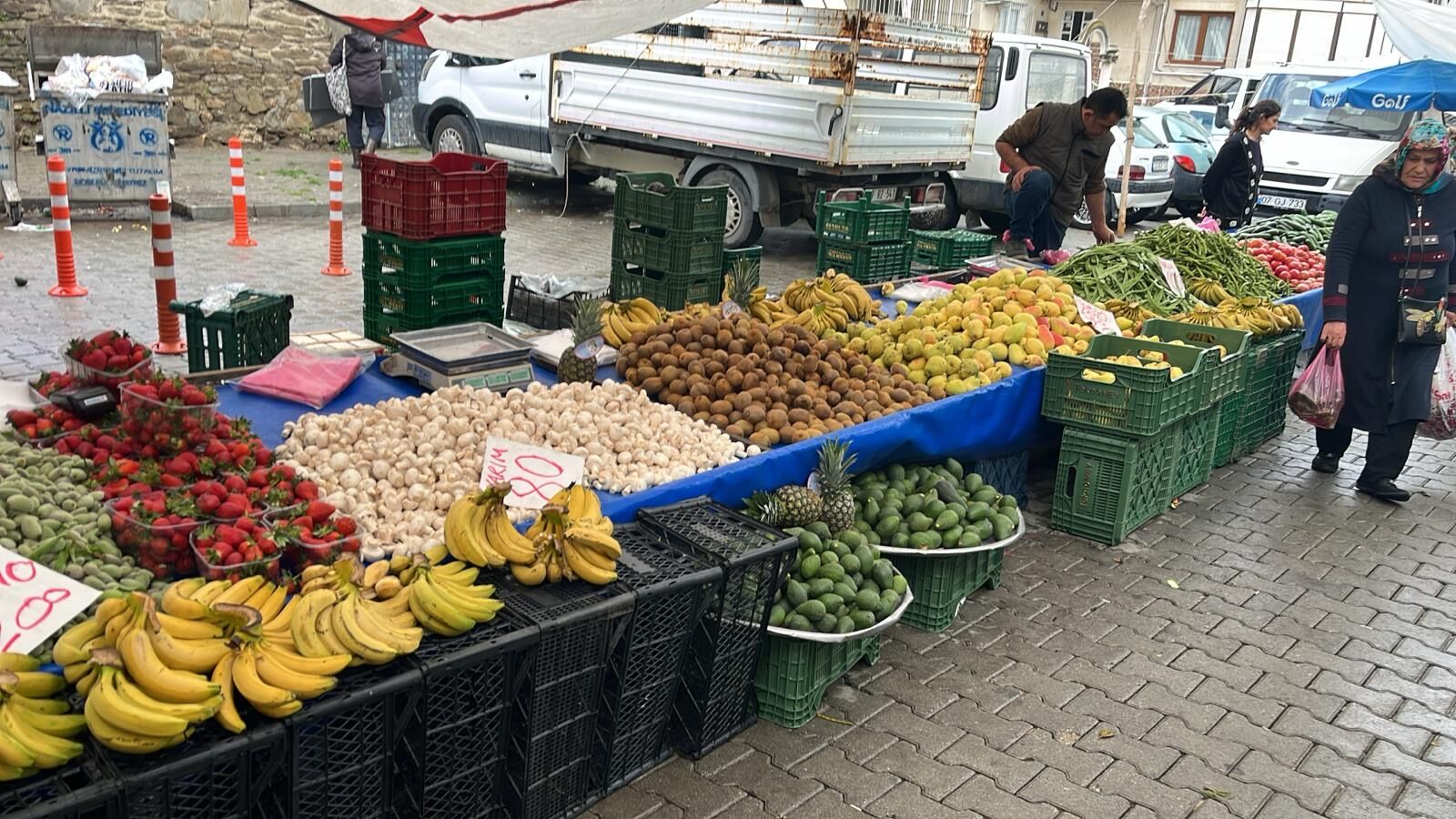 Nazilli Perşembe Pazarı’nda Yağış Mesaisi: Fiyatlar Dudak Uçuklattı!
