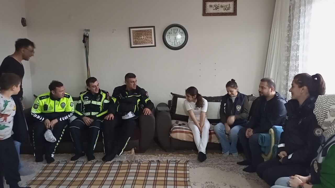 Nazilli’de Kalpleri Isıtan Sürpriz: Trafik Polislerinden Engelli Atike’ye Doğum Günü Sürprizi