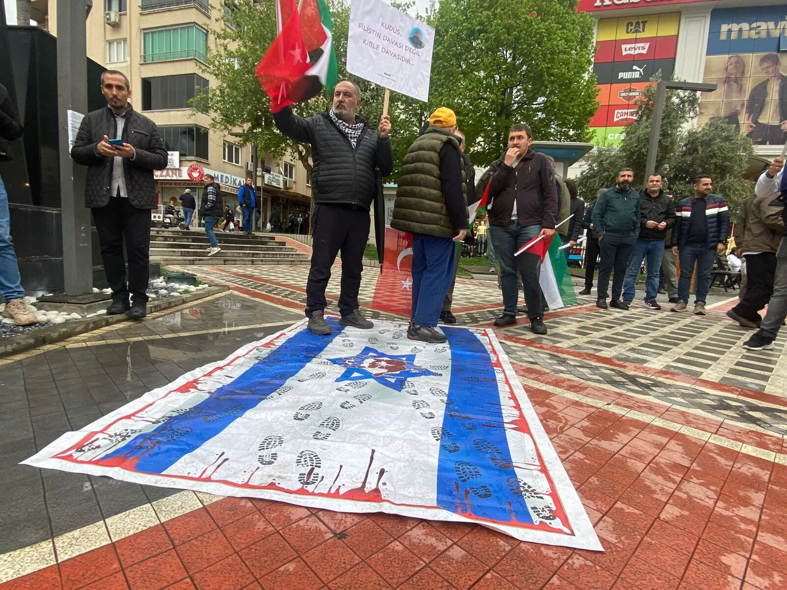 Nazilli’den Filistin Için Tek Yürek Olundu İsrail’in Bayrağı Çiğnendi (2)